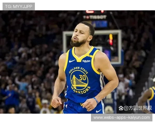 库里绕底线跑动，金州勇士打出配合